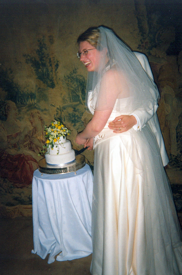 Charlotte & Tom cutting cake