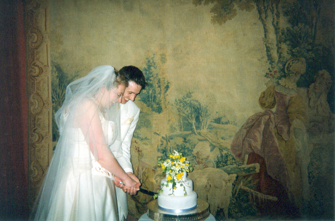 Charlotte & Tom cutting cake